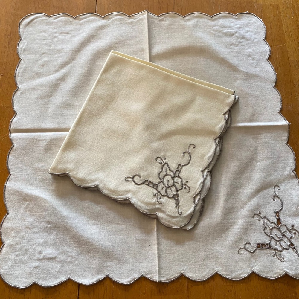 Unbranded 4 Napkins Cream Excellent Vintage Embroidered Scalloped Edge